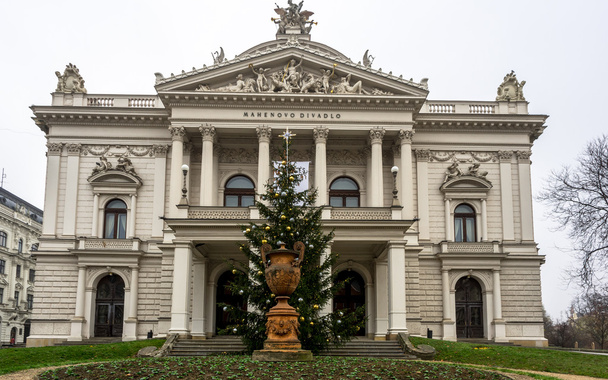 Teatro Mahen en Brno durante el día antes de Navidad, vista frontal
 - Foto, imagen