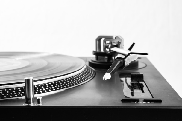 Recordplayer arm met record - Foto, afbeelding