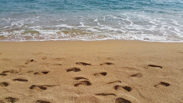 Волны и следы на песчаном пляже
 - Фото, изображение