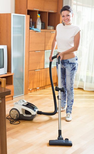 woman hoovering apartment  - Foto, afbeelding