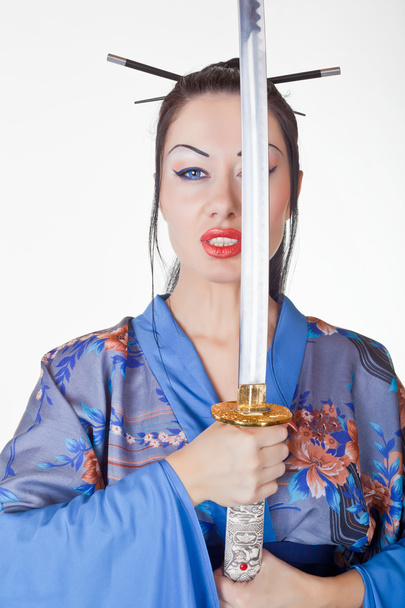 samuray kılıcı ile bir kimono güzel kadın - Fotoğraf, Görsel