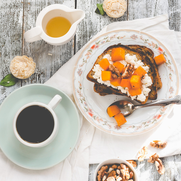 сладкий тост с карамельной тыквой, сыром и орехами, завтрак
 - Фото, изображение