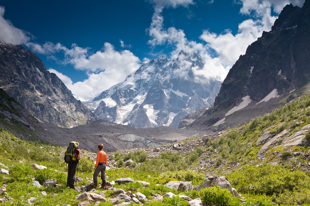 Trekker in de hoge bergen van Georgia Caucasus - Foto, afbeelding