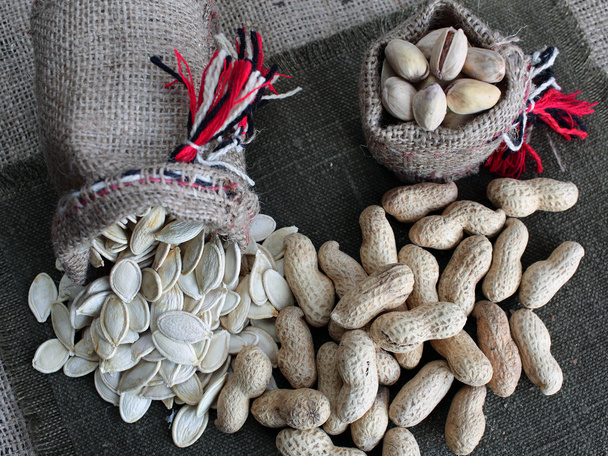 cacahuetes y semillas de calabaza en una bolsa
 - Foto, Imagen