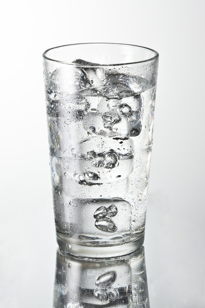 Vidrio de agua fría
 - Foto, Imagen