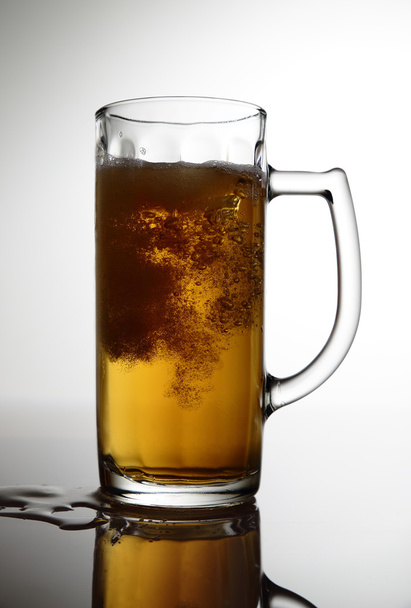Χυθεί μπύρα σε ανοιχτόχρωμη επιφάνεια - Φωτογραφία, εικόνα