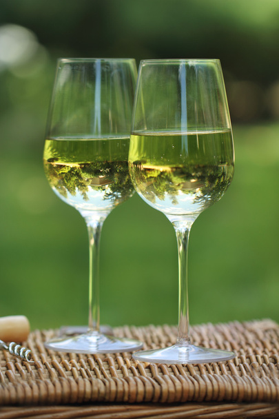 Két pohár fehér bor - Fotó, kép