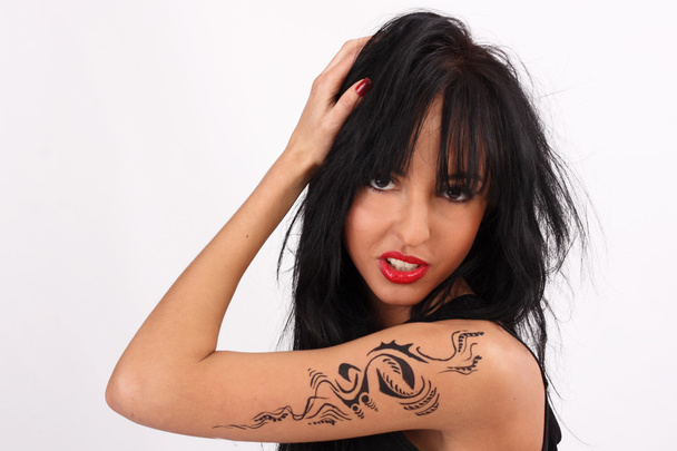 Татуированная девушка в черной одежде с яркой косметикой
 - Фото, изображение