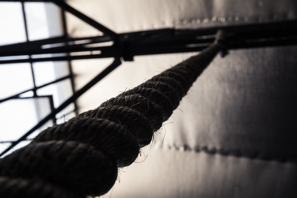 Brown horolezecké lano visící ze střechy - Fotografie, Obrázek