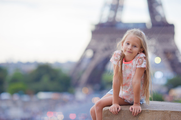 Urocze dziewczynki tło Wieża Eiffla podczas letnich wakacji w Paryżu - Zdjęcie, obraz