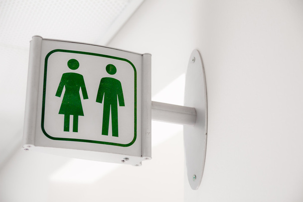 öffentliches modernes weißes und grünes Toilettenschild an weißer Wand - Foto, Bild
