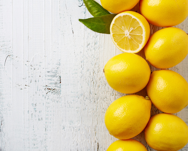 citrons frais mûrs sur table en bois - Photo, image