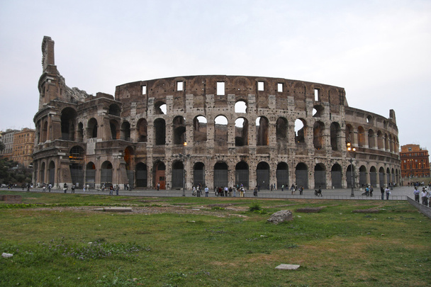 Coliseu nublado
 - Foto, Imagem