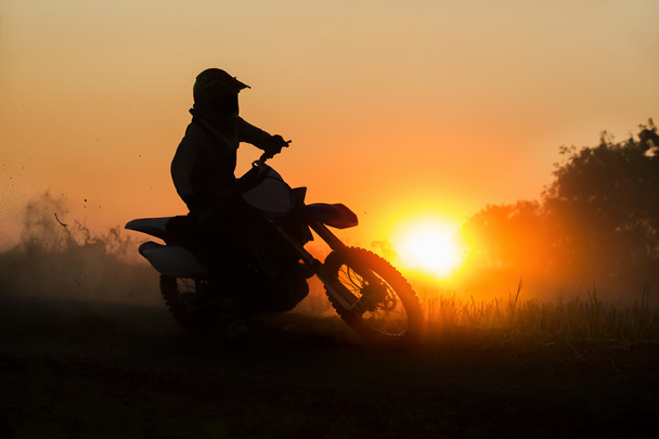 Vitesse du motocross en silhouette en piste
 - Photo, image