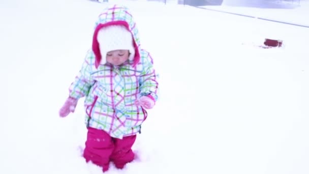 κορίτσι που παίζει στο φρέσκο χιόνι - Πλάνα, βίντεο