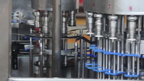 Výroba zmrzliny v továrně na mléčné výrobky, průmyslové zařízení pro mix - Záběry, video