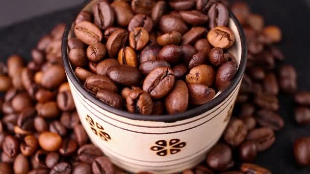 Les grains de café tournent parfaitement sur une plaque tournante
. - Séquence, vidéo