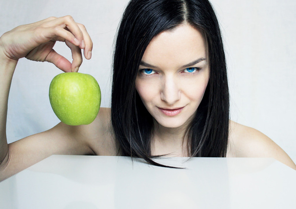 Nő portré, zöld almával - Fotó, kép