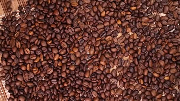 Les grains de café tournent parfaitement sur une plaque tournante
. - Séquence, vidéo