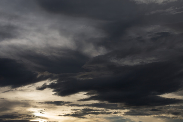 Cadılar Bayramı arka plan, gece gökyüzü karanlık gökyüzünde kara bulutlar - Fotoğraf, Görsel