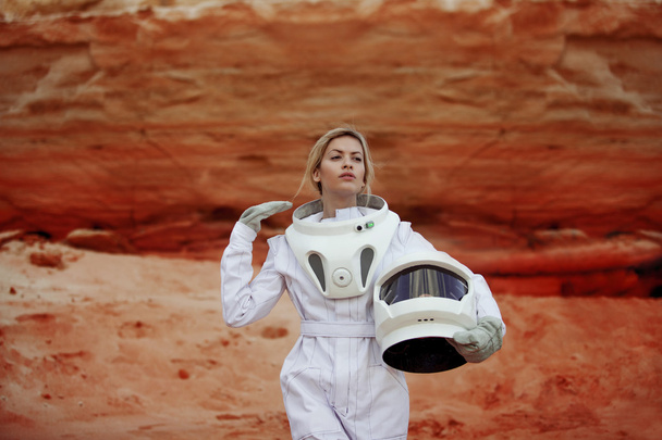 futuristické astronaut bez helmy na jiné planetě, obrázek s efektem tónování - Fotografie, Obrázek