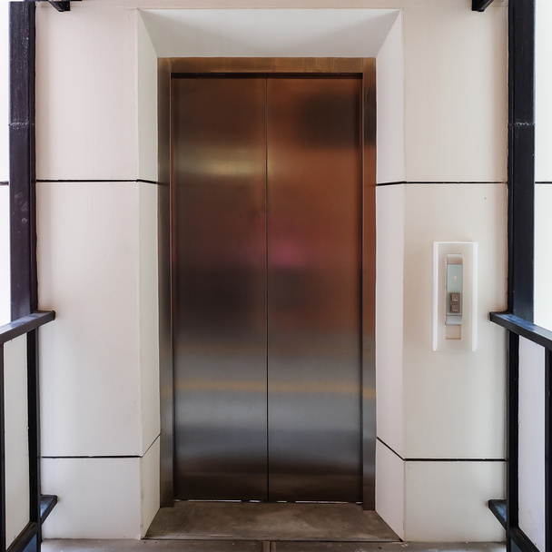 современный металлический лифт закрыть дверь в здании офиса
 - Фото, изображение