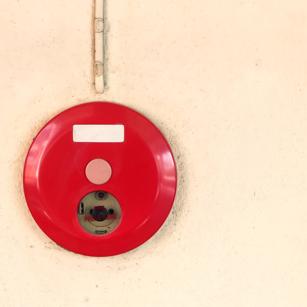 red fire alarm vak voor waarschuwing beveiligingssysteem gemonteerd op de muur - Foto, afbeelding