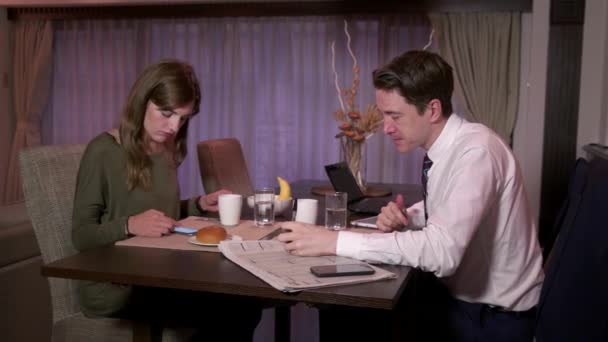 Gerente ocupado trabajando y desayunando con su esposa en casa
 - Metraje, vídeo