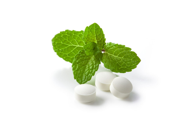 Zöld menta és fehér tabletta - Fotó, kép