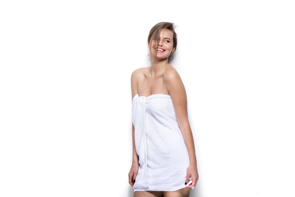 hermosa mujer joven con toalla de baño en el cuerpo
 - Foto, imagen