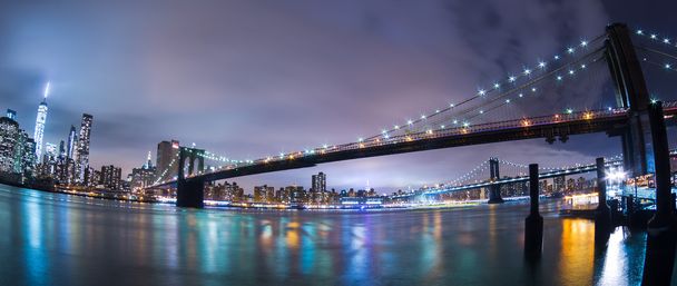 Manhattan Köprüsü alacakaranlıkta, New York City. - Fotoğraf, Görsel