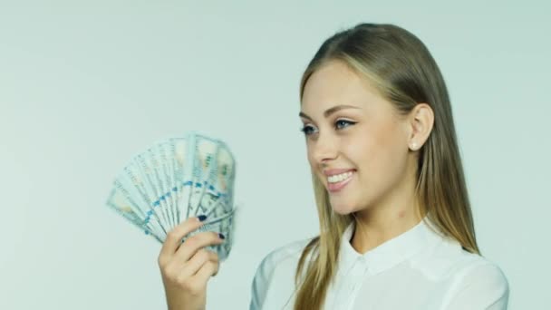 An attractive woman with a fan of dollars - Video, Çekim
