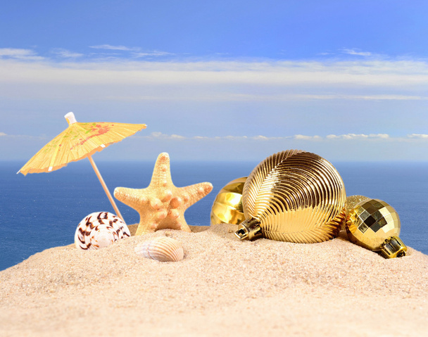 Décorations de Noël, coquillages et étoiles de mer sur une plage de sable
 - Photo, image