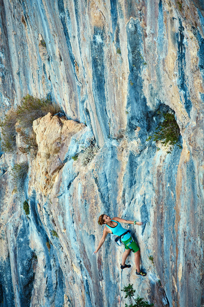 vrouwelijke rock klimmer - Foto, afbeelding