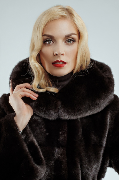 attractive lady in brown fur coat - Fotografie, Obrázek
