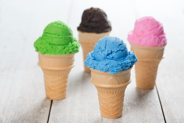 Verschillende smaak ijs in kegel - Foto, afbeelding