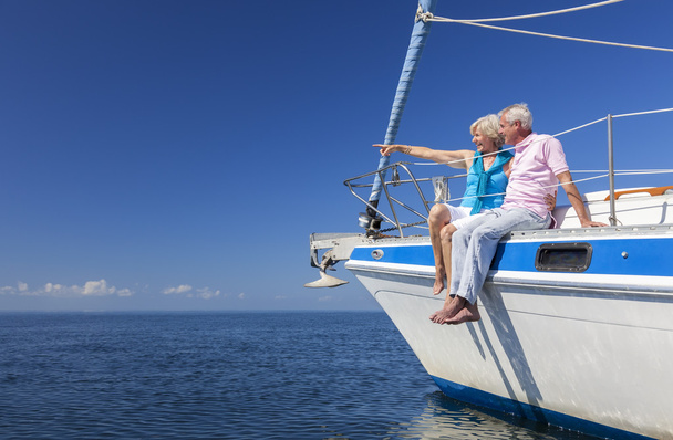 Ευτυχισμένο ζευγάρι ανώτερος που πλέει σε μια βάρκα πανί - Φωτογραφία, εικόνα