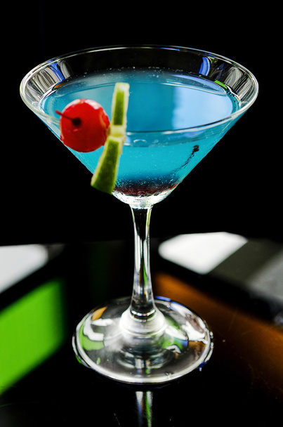 sininen curacao cocktail kirsikalla ja limellä
 - Valokuva, kuva
