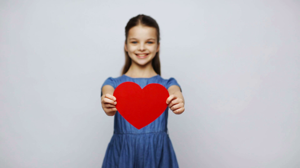 szczęśliwy uśmiechający się dziewczyna z czerwonym sercem - Materiał filmowy, wideo