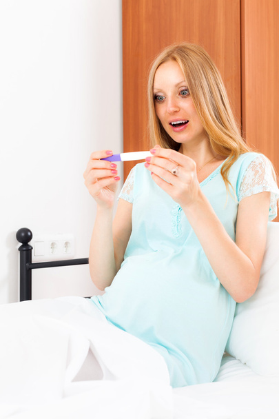 pregnant woman with pregnancy test - Foto, Bild