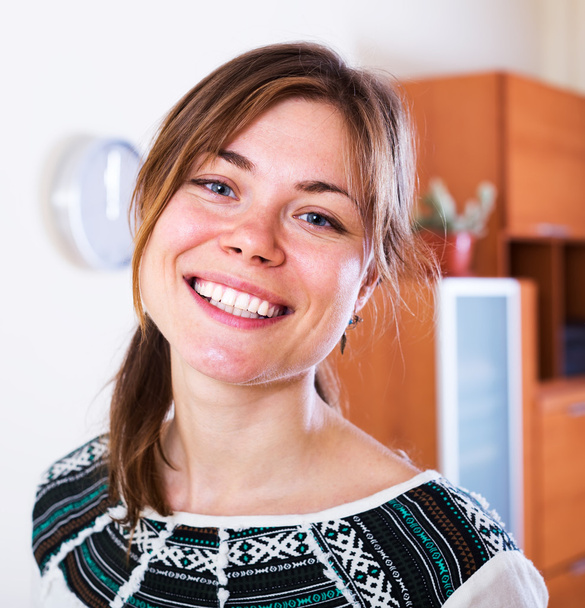 Smiling woman posing at home - Foto, afbeelding