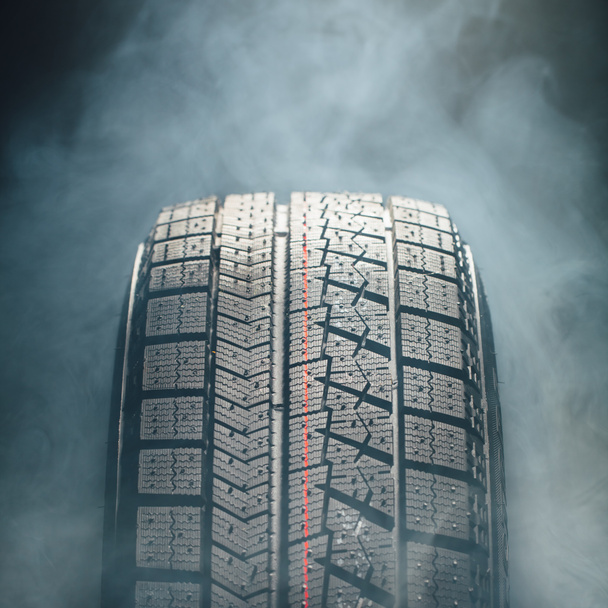 pneu de inverno em fumaça
 - Foto, Imagem