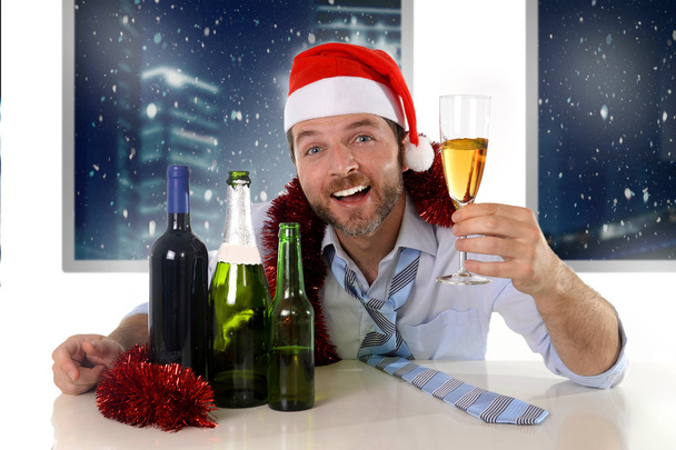 borracho feliz hombre de negocios en Santa sombrero con botellas de alcohol en tostadas de año nuevo con copa de champán
 - Foto, Imagen