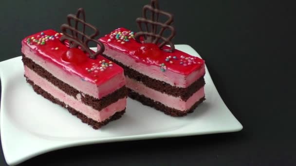 Солодкі барвисті десерти ізольовані на чорному тлі
 - Кадри, відео