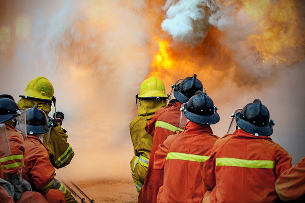 Πυροσβέστες κατάρτισης, οι εργαζόμενοι ετήσια κατάρτιση φωτιά κα - Φωτογραφία, εικόνα