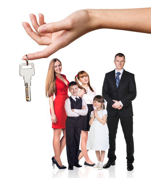 Duże strony dać klucze do młodej rodziny - Zdjęcie, obraz
