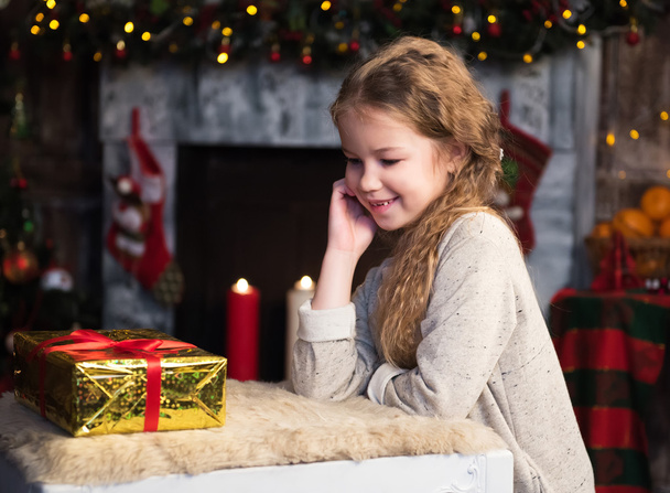 girl with christmas gift box - Foto, Imagen