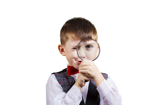 Curious Exploring kleine jongen met Vergrootglas, op gele ba - Foto, afbeelding