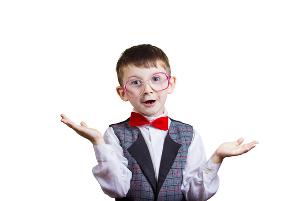 Gelukkig lachend vreugdevolle kleine jongen nerd met bril op zijn oren ik - Foto, afbeelding