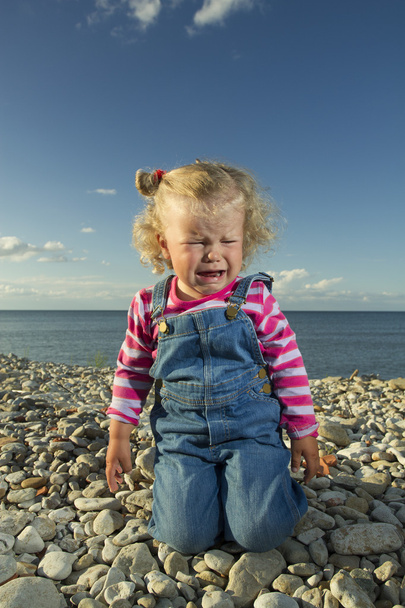 Mała dziewczynka płacz nad morzem. - Zdjęcie, obraz